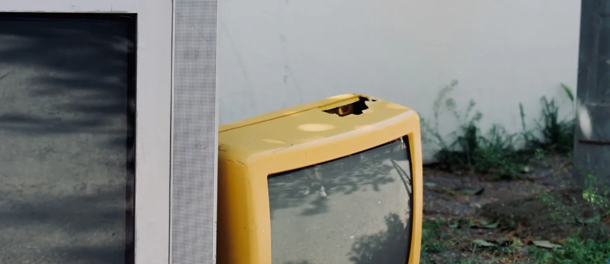 屋外に置かれた古いブラウン管テレビ